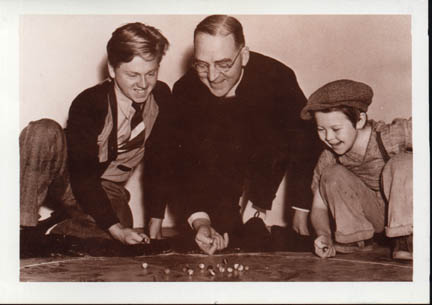 Отец Фланеган играет с актерами фильма Boys Town (1938) Микки Руни и Бобсом Уотсоном